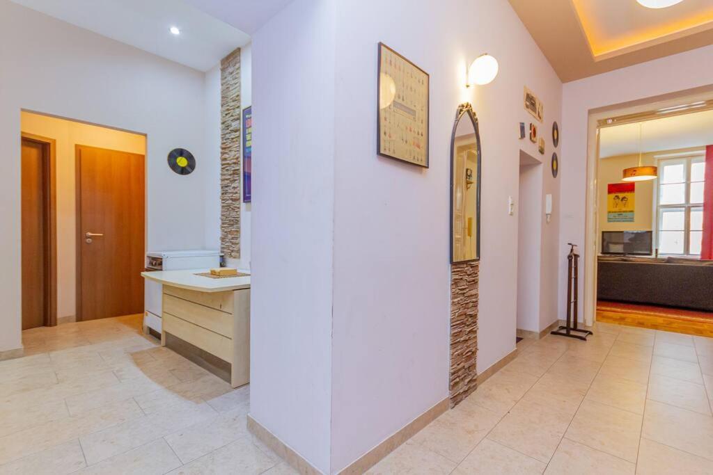 Synagogue Loft 3br Free Parking Budapest