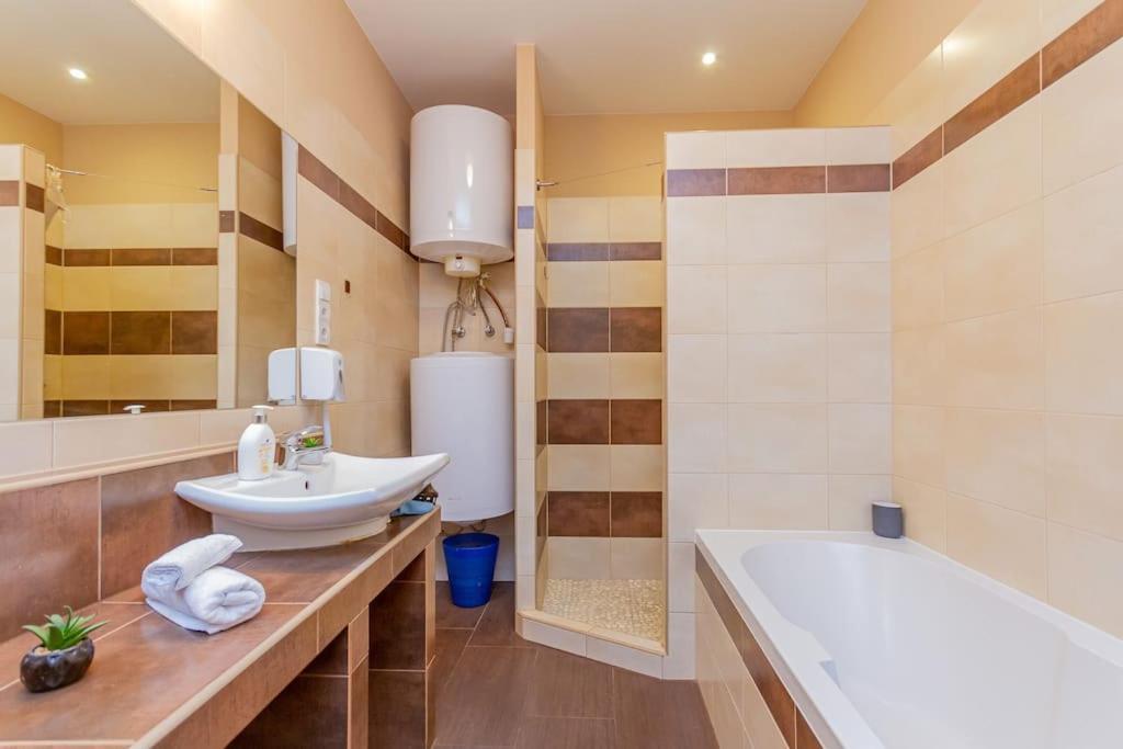 Synagogue Loft 3br Free Parking Budapesta